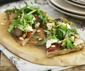Vollkorn-Pizza mit Ricotta und Rucola