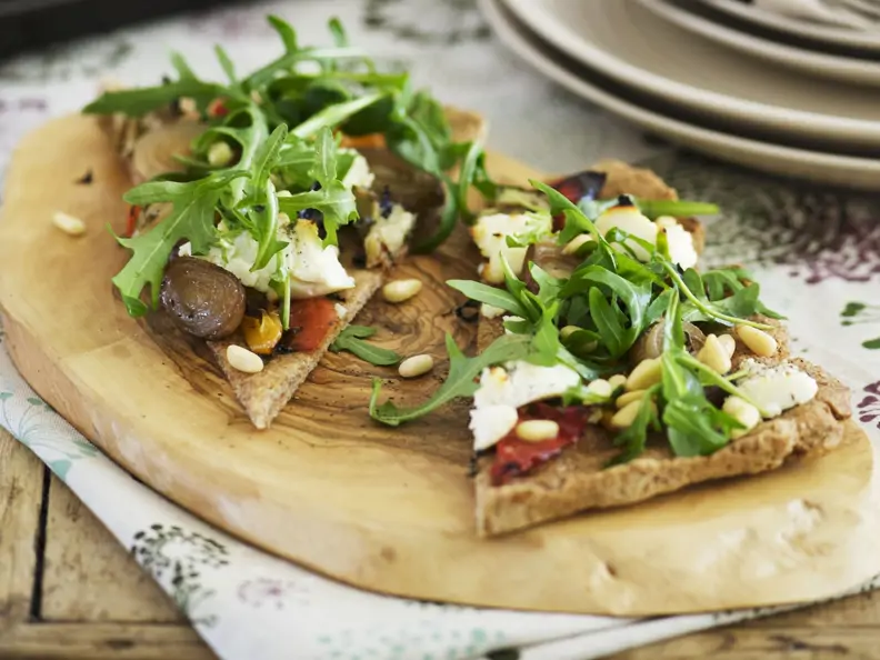 Vollkorn-Pizza mit Ricotta und Rucola