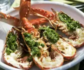 Gegrillte Hummer mit Kräutern