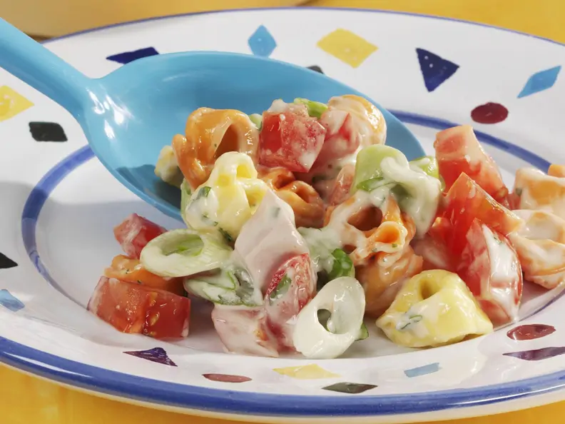 Tortellinisalat mit Gemüse und Fleischwurst