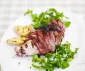 Kaninchen im Speckmantel