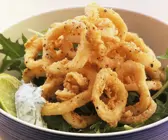 Frittierte Calamari mit Kräuterquark