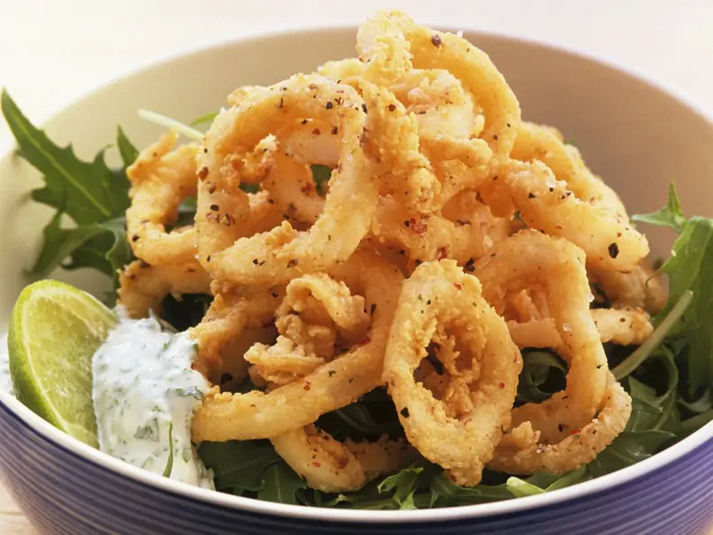 Frittierte Calamari mit Kräuterquark