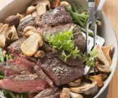 Gebratene Hochrippe mit Champignons und Bohnen