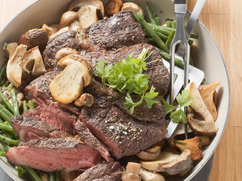 Gebratene Hochrippe mit Champignons und Bohnen