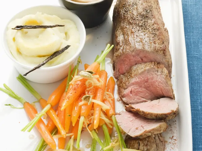 Filet vom Kalb an Cognacsoße und Kardamon-Karotten
