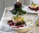 Gegrilltes Schwertfischsteak auf Salat