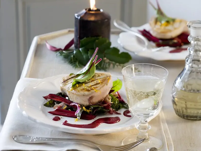 Gegrilltes Schwertfischsteak auf Salat