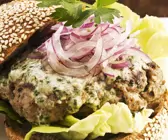 Lamm-Burger mit Käse und Zwiebeln