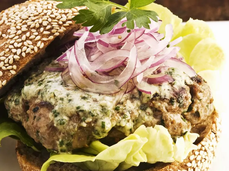 Lamm-Burger mit Käse und Zwiebeln