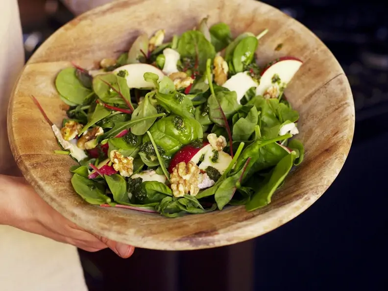 Feldsalat mit Apfel und Käse