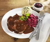 Sauerbraten mit Rotweinsauce und Semmelknödel