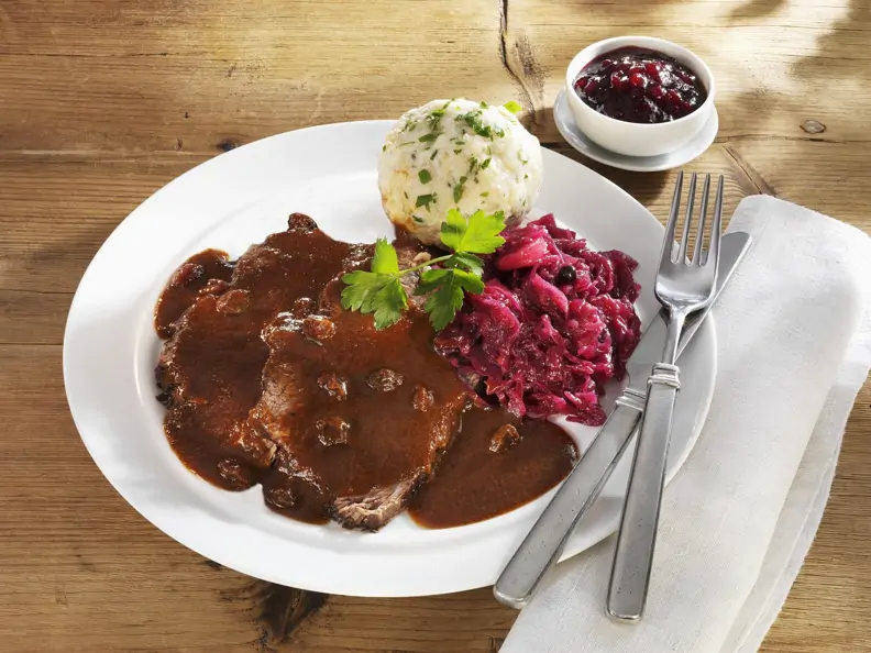 Sauerbraten mit Rotweinsauce und Semmelknödel