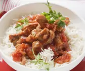 Kalbsgeschnetzeltes mit Tomatensauce auf Reis