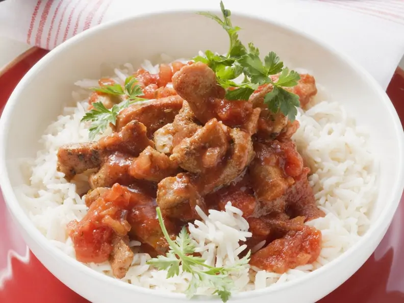 Kalbsgeschnetzeltes mit Tomatensauce auf Reis