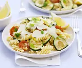 Nudelsalat mit Gemüse und Parmesan