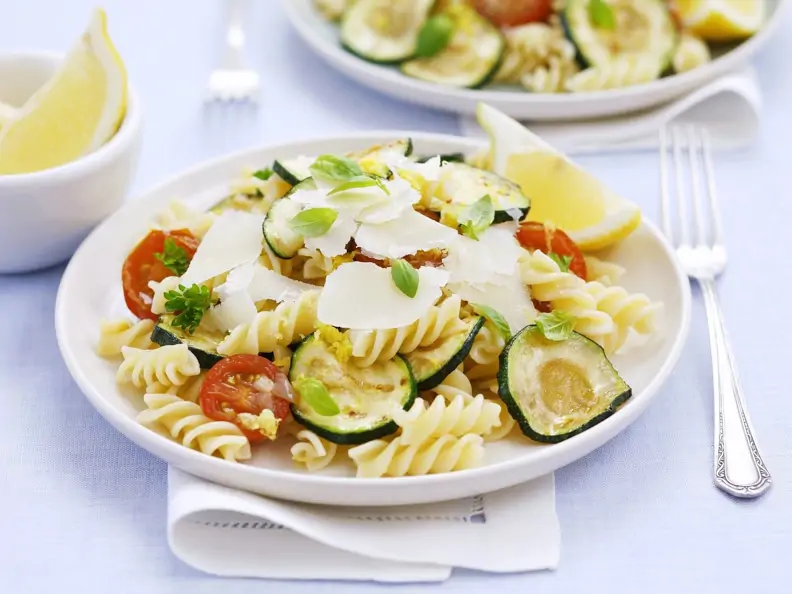 Nudelsalat mit Gemüse und Parmesan