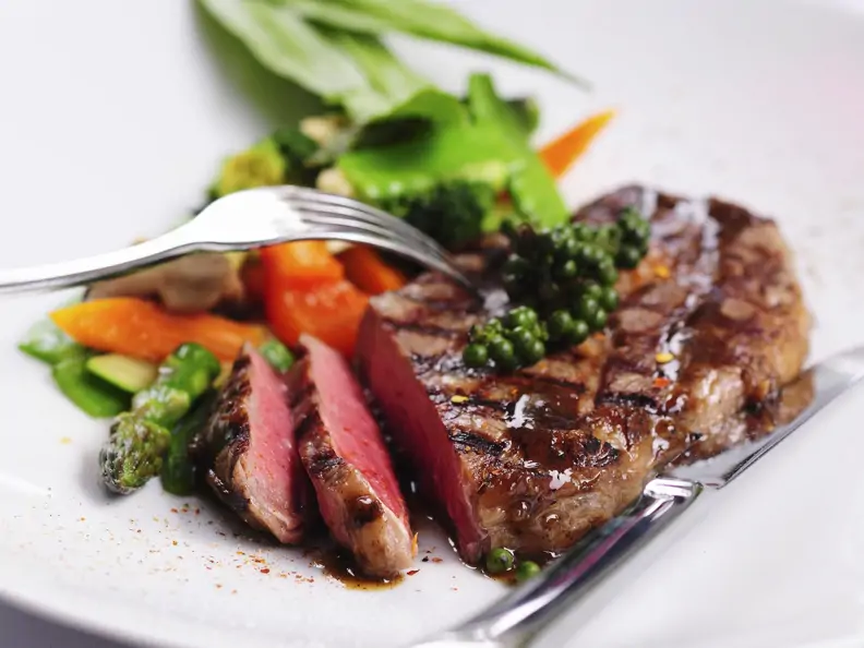 Gegrilltes Steak mit grünem Pfeffer