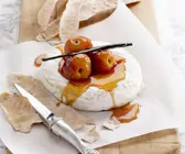Nektarinenkompott mit Camembert und Anisbrot