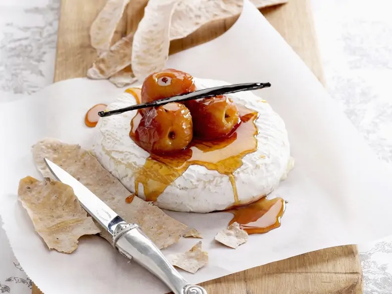 Nektarinenkompott mit Camembert und Anisbrot