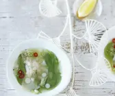 Zitronengrasbrühe mit Garnelen-Teigtasche