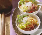 Glasnudelsuppe mit Gemüse und Rinderfilet