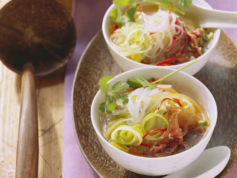 Glasnudelsuppe mit Gemüse und Rinderfilet
