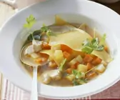 Gemüse-Geflügel-Suppe mit Lasagneblättern
