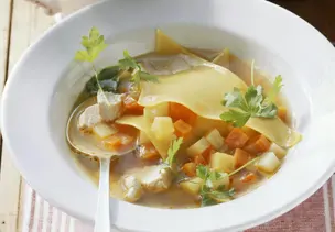 Gemüse-Geflügel-Suppe mit Lasagneblättern