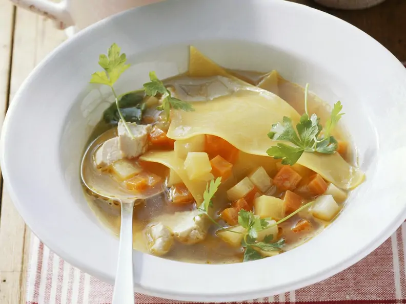 Gemüse-Geflügel-Suppe mit Lasagneblättern