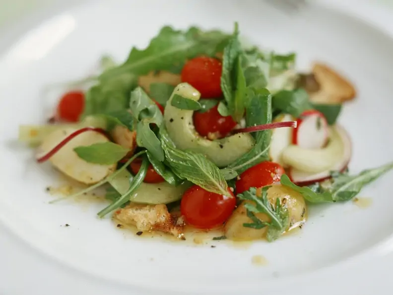 Bunter Gemüse-Minz-Salat