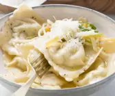 Gefüllte Kräuternudeln mit Julienne-Streifen und Parmesan