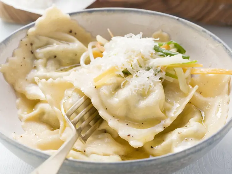 Gefüllte Kräuternudeln mit Julienne-Streifen und Parmesan