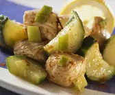 Putenbrustwürfel mit Gurkengemüse