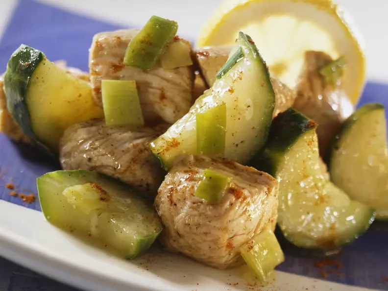 Putenbrustwürfel mit Gurkengemüse