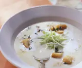 Luftige Kartoffelsuppe mit Kräutercroutons