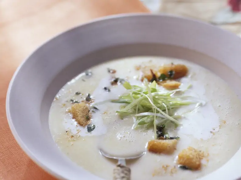 Luftige Kartoffelsuppe mit Kräutercroutons