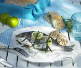 Dorade mit Knoblauch, Zitrone und Kräutern