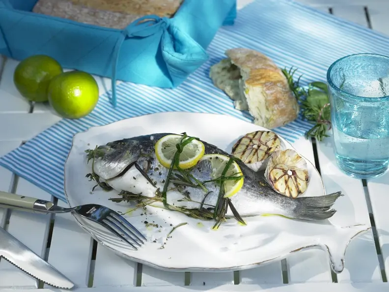 Dorade mit Knoblauch, Zitrone und Kräutern