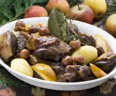 Enten-Kartoffel-Topf mit Kirschen und Äpfeln