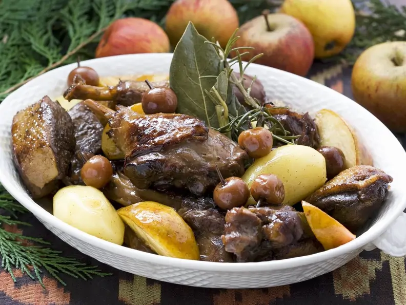 Enten-Kartoffel-Topf mit Kirschen und Äpfeln