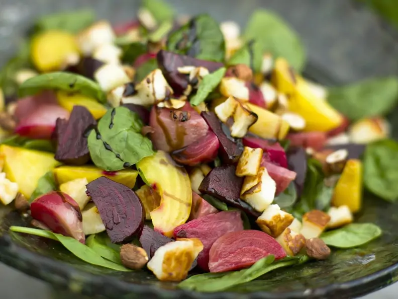 Salat mit Roter Bete und Halloumi