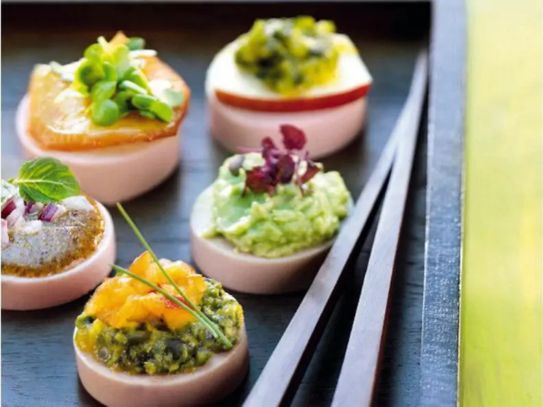Asiatische Power-Häppchen mit 5 bunten Toppings