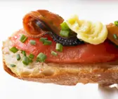 Geröstetes Brot mit Tomaten und Miesmuscheln