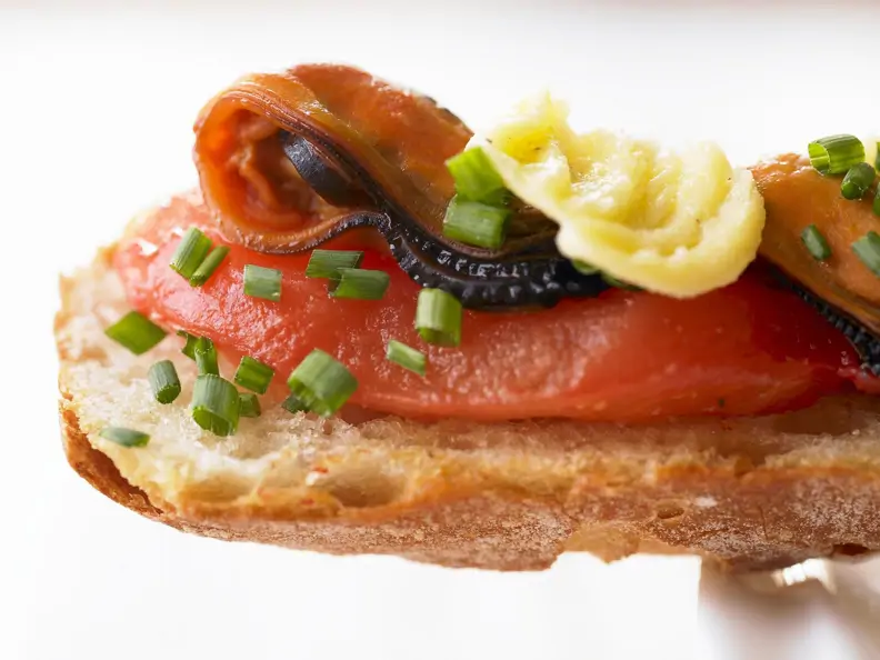 Geröstetes Brot mit Tomaten und Miesmuscheln