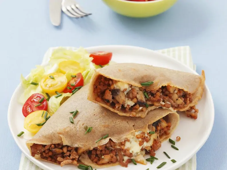Zarte Buchweizenpfannkuchen mit Champignons und Hackfleisch