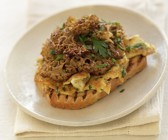 Krause Glucke mit Rührei auf Toast