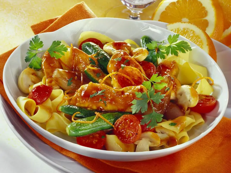 Hähnchen in Honigmarinade mit Nudeln und Gemüse