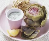 Artischocken mit Rucola-Dip und frittierten Topinambur-Streifen
