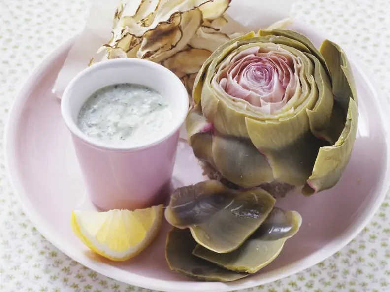 Artischocken mit Rucola-Dip und frittierten Topinambur-Streifen